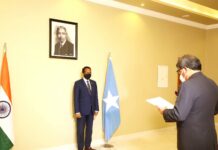 MW Farmaajo oo waraaqaha aqoonsiga ka guddoomay safiir cusub + sawirro