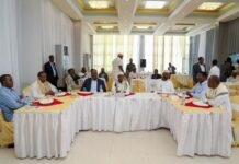 Sawirro: Rooble oo qado Sharaf u sameeyey madax goboleedyada