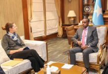 Sawirro: Maxay ka wada-hadleen Rooble iyo safiirka Ingiriiska ee Soomaaliya?