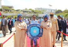 Madaxweyne Farmaajo oo ubax maamuus ah dhigay taalada dhagax-tuur + Sawirro