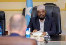 Sawirro: Maxay ka wada-hadleen Axmed Madoobe iyo Safiirka UK ee Somalia?