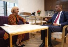 Sawirro: Maxay ka wada-hadleen Ra’iisul wasaare Xamza iyo Ilhaan Cumar?