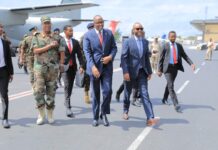 Wasiirka difaaca Kenya oo soo gaaray magaalada Muqdisho + Sawirro
