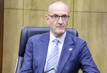 Toban xildhibaan oo dacwad ka gudbiyay safiirka Ingiriiska ee Soomaaliya