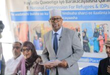 Fiqi iyo gudoomiyaha hay’adda qaxootiga oo la kulmay dadka soo barakacay