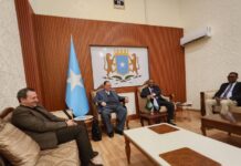 Sawirro: Wafdi ka socda Jaamacadda Carabta oo lagu soo dhaweeyay Muqdisho