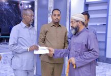 Sawirro: Duqo Muqdisho oo deeq lacageed u qaybiyay dad danyar ah