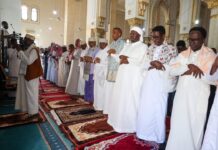 Ra’iisul wasaare Xamza oo salaadda ciida la oogay boqolaal shacab ah + Sawirro