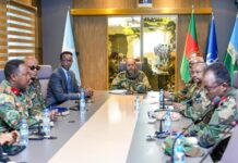 Sawirro: Madaxweyne Xasan Sheekh oo guddoomiyay kulan ka dhacay wasaaradda difaaca