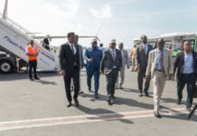 Sawirro: Wasiir Fiqi oo si weyn loogu soo dhaweeyay garoonka Aadan Cadde