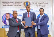 Xamza oo xilka u kala wareejiyay wasiirkii hore ee hawlaha guud iyo wasiirka cusub