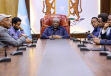 Sheekh Aadan Madoobe oo la kulmay guddiga dastuurka ee Baarlamaanka