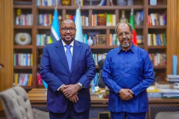 Madaxweynaha Soomaaliya oo Madaxtooyadda ku qaabiley hogaamiyaha SSC-Khaatumo