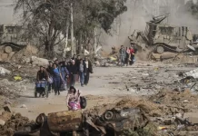 Israeli army shuts route for return of displaced Palestinians to northern Gaza