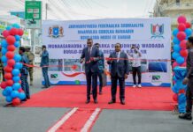 Ra’iisul Wasaaraha Xamze oo Xidigga ka Jaray Waddo laga Dhisay Degmada Wadajir