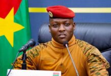Hoggaamiyaha militariga Burkina Faso oo sheegay in la “iska illoobo dimuqraadiyadda”