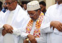 Madaxweynaha Soomaaliya oo Salaadda Ciidda Carafo kumaan shacabka kula tukaday Muqdisho