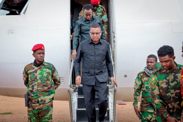 Hogaamiyaha KMG Koonfur Galbeed iyo wafdi uu hogaaminayo oo degmada Diinsoor.
