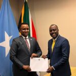 Safiirka Soomaaliya ee Koonfur Afrika oo Gudbiyay Warqadaha Aqoonsiga Danjirenimo