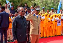 Madaxweyne Xasan Sheekh oo Ubax Dhigay Taallada Dhagaxtuur Xuska 26-ka Juun Awgii