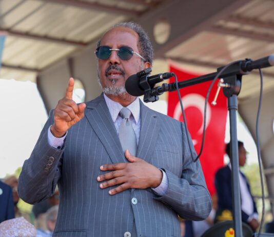 Madaxweyne Xasan Sheekh oo tababar u soo xiray saraakiil iyo saraakiil-xigeenno ka qalin jabiyay Dugsiga TURKSOM