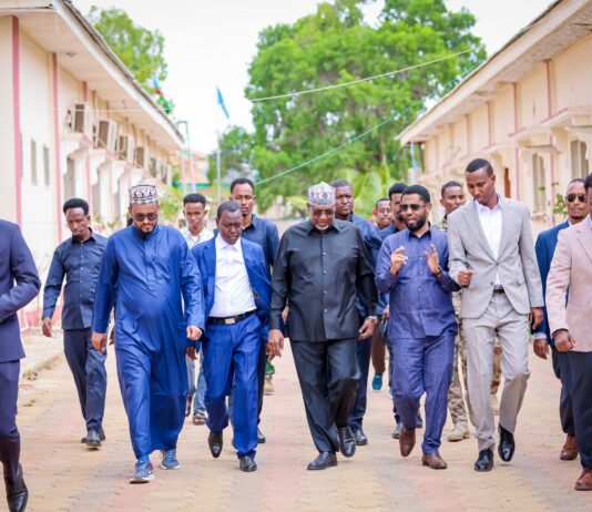 Hoggaamiyaha Koonfur Galbeed oo dhagax dhigay masjid weyn oo laga dhisayo Aqalka Madaxtooyada