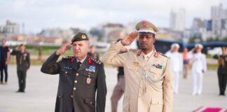 Taliyaha Ciidanka Dhulka Turkiga oo Soo Gaaray Muqdisho si loo Xoojiyo Iskaashiga Difaaca