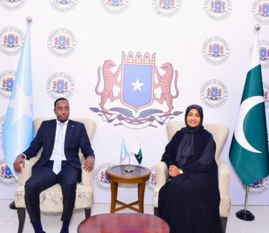 Wasiir Khadiija Al-Makhzoumi oo booqatay Safaaradda Soomaaliya ee Pakistan