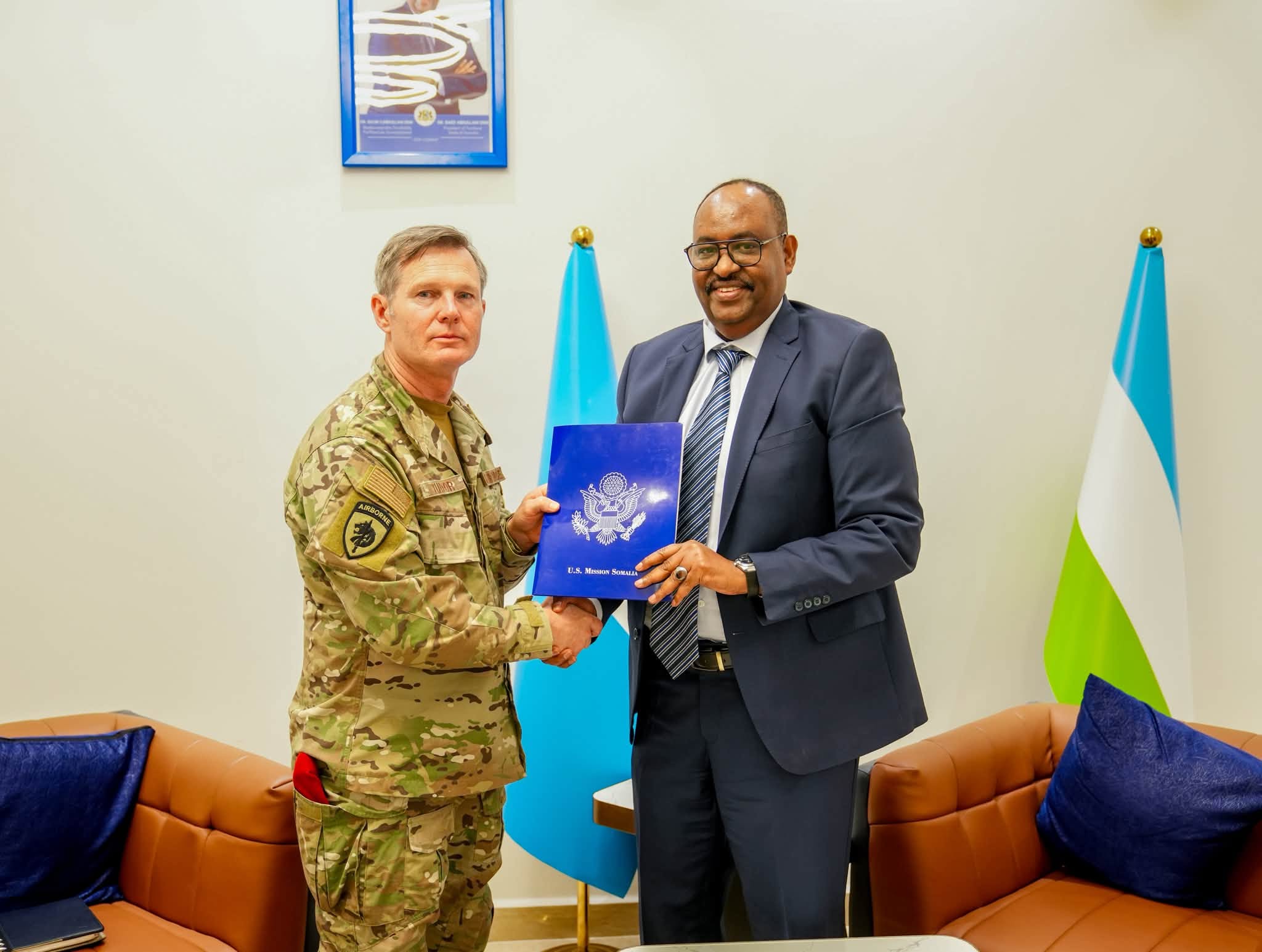 Puntland iyo Mareykanka oo kala saxiixday heshiis iskaashi amni