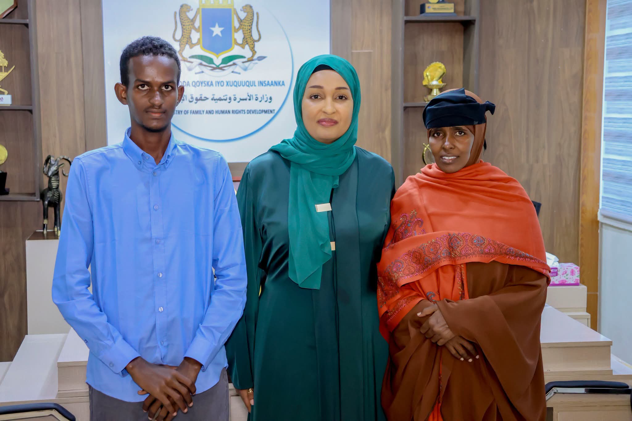 Wasiirka Qoyska iyo Horumarinta Xuquuqul Insaanka oo shaqo siisay hooyada ardaygii kaalinta koowaad ka galay Imtixaanka Qaranka