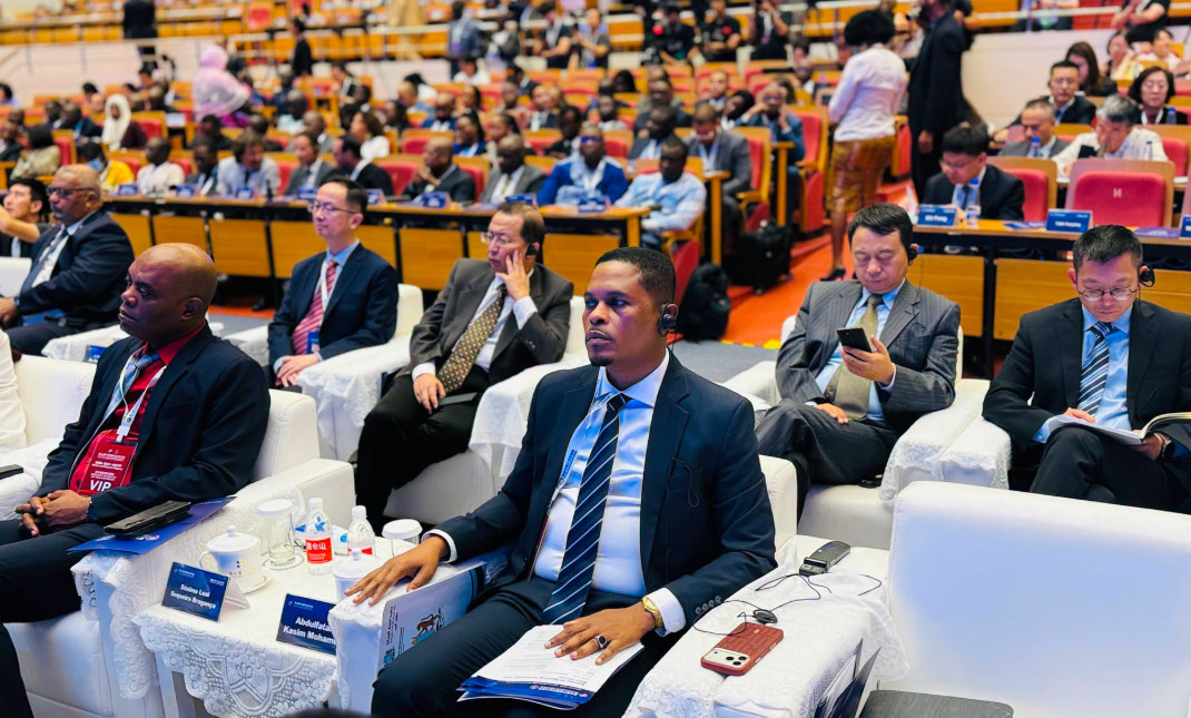 Wasiirka Warfaafinta Soomaaliya oo Beijing kaga hadlay casriyeynta warbaahinta iyo AI
