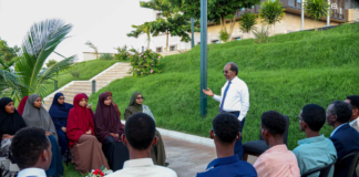 Madaxweyne Xasan Sheekh oo la kulmay 10-ka arday ee ugu sarreeya imtixaanka fasalka 12-aad