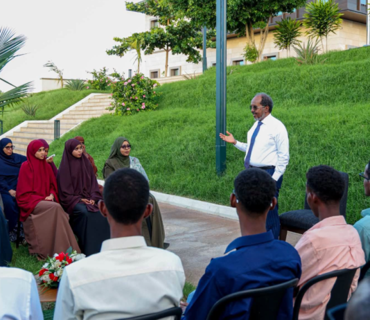 Madaxweyne Xasan Sheekh oo la kulmay 10-ka arday ee ugu sarreeya imtixaanka fasalka 12-aad