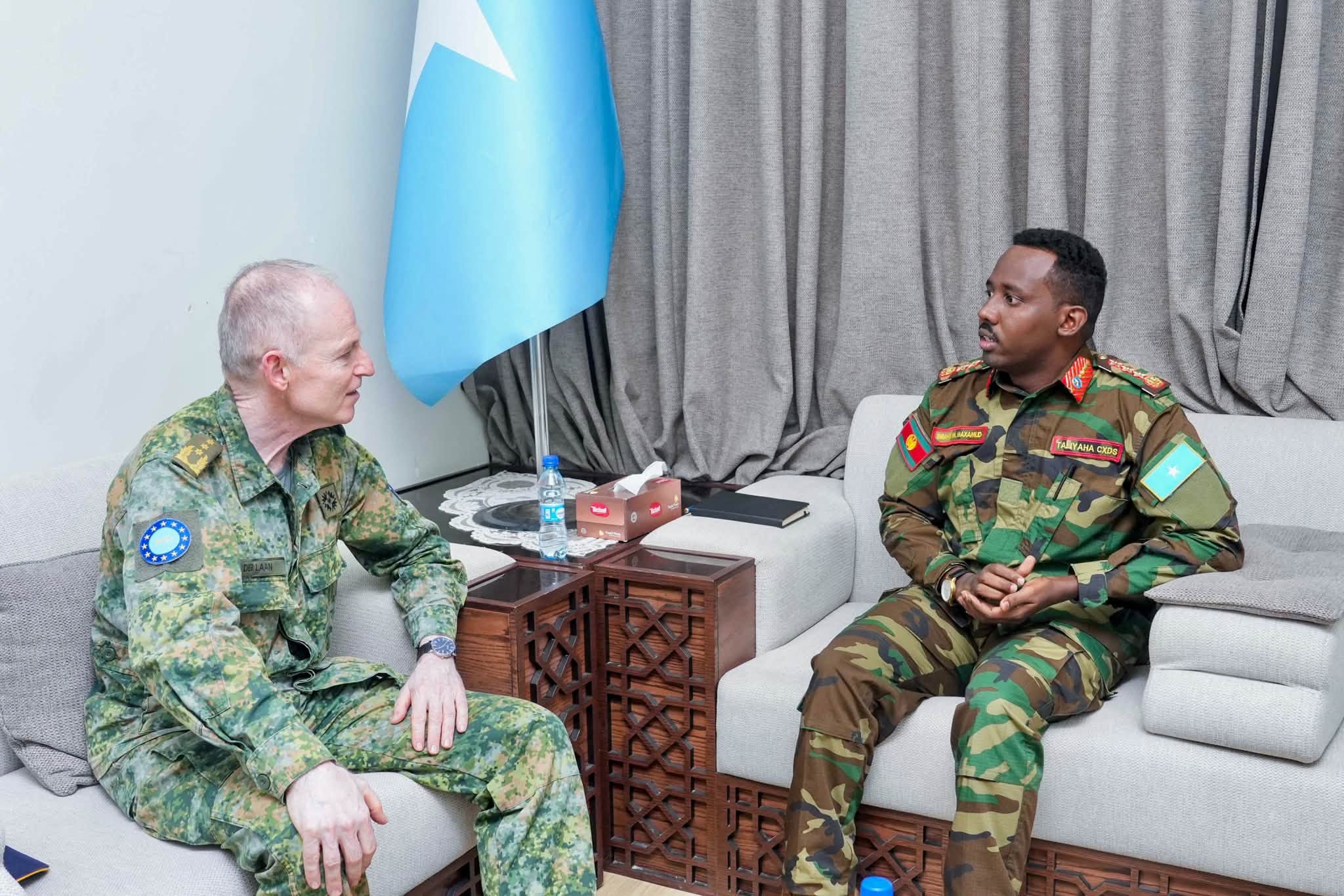 Taliyaha Ciidanka XDS oo Qaabilay Agaasimaha  Shaqaalaha Militariga Midowga Yurub