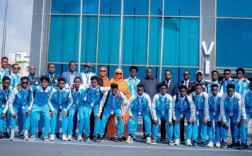 Madax ka tirsan Dowladda Soomaaliya oo Muqdisho ku soo dhaweeyay xulka qaranka U-17 oo wata billadda qalinka