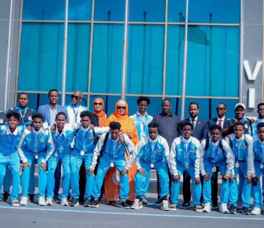 Madax ka tirsan Dowladda Soomaaliya oo Muqdisho ku soo dhaweeyay xulka qaranka U-17 oo wata billadda qalinka